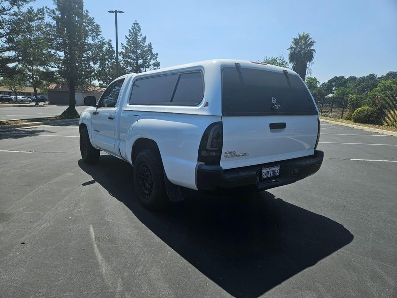 Toyota Tacoma Vehicle Full-screen Gallery Image 04