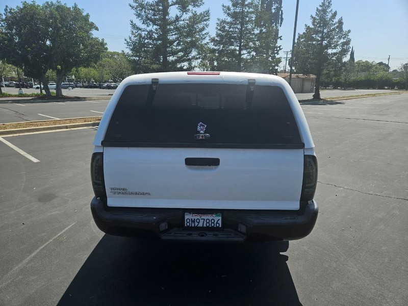 Toyota Tacoma Vehicle Full-screen Gallery Image 05