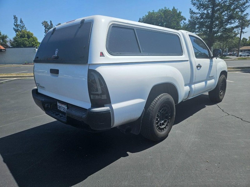 Toyota Tacoma Vehicle Full-screen Gallery Image 06