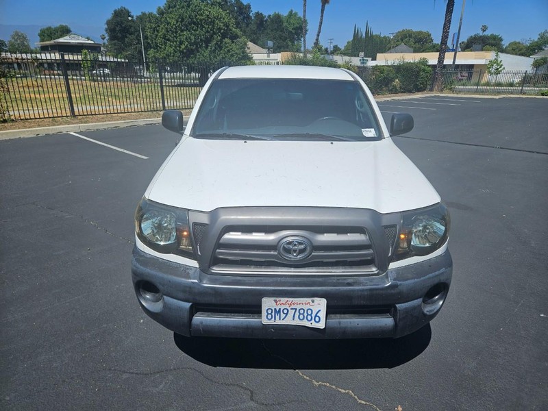 Toyota Tacoma Vehicle Full-screen Gallery Image 09