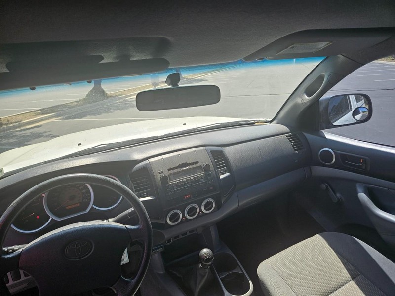 Toyota Tacoma Vehicle Full-screen Gallery Image 10