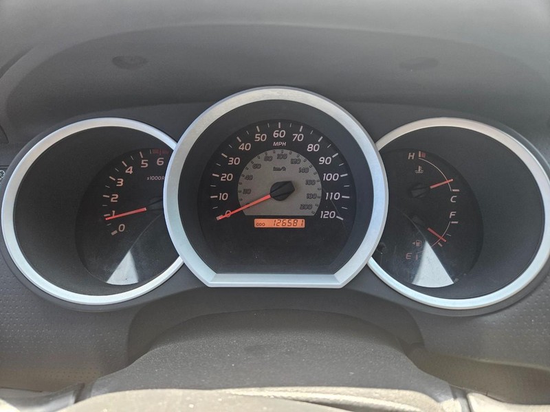 Toyota Tacoma Vehicle Full-screen Gallery Image 11