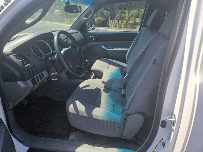 Toyota Tacoma Vehicle Full-screen Gallery Image 12