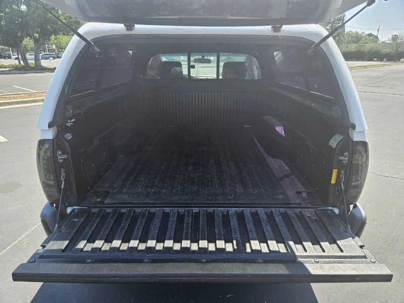 Toyota Tacoma Vehicle Full-screen Gallery Image 13