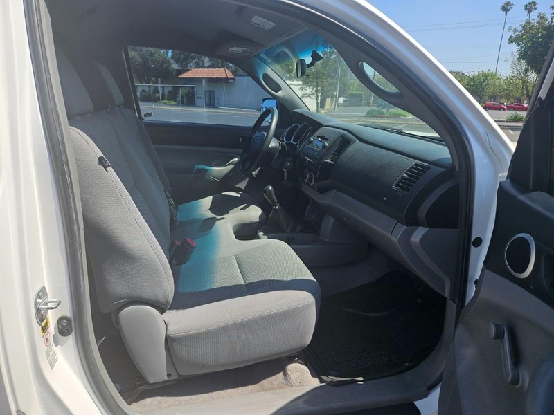 Toyota Tacoma Vehicle Full-screen Gallery Image 14
