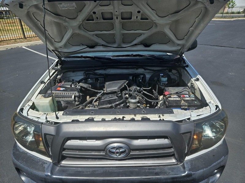Toyota Tacoma Vehicle Full-screen Gallery Image 15