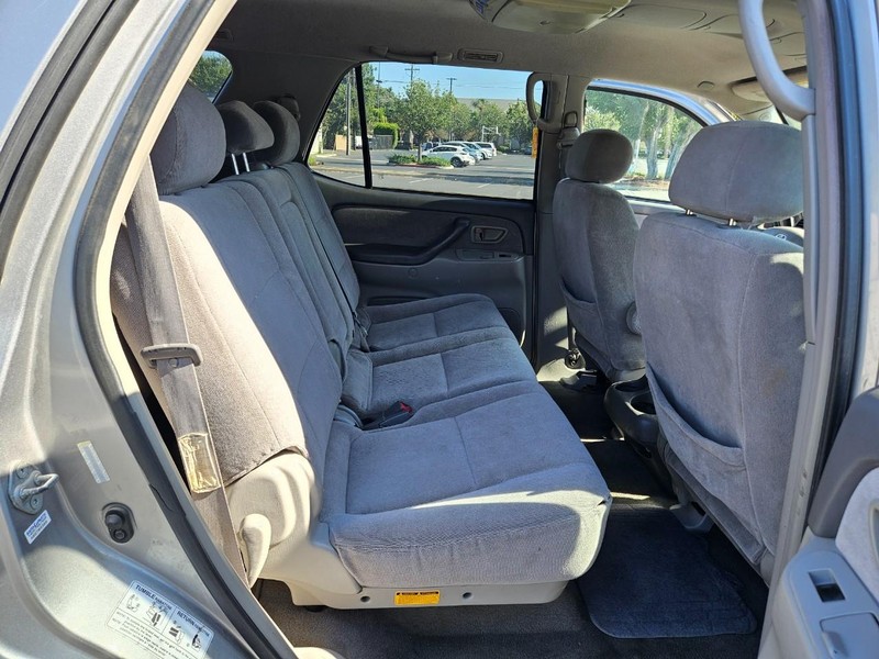 Toyota Sequoia Vehicle Full-screen Gallery Image 16