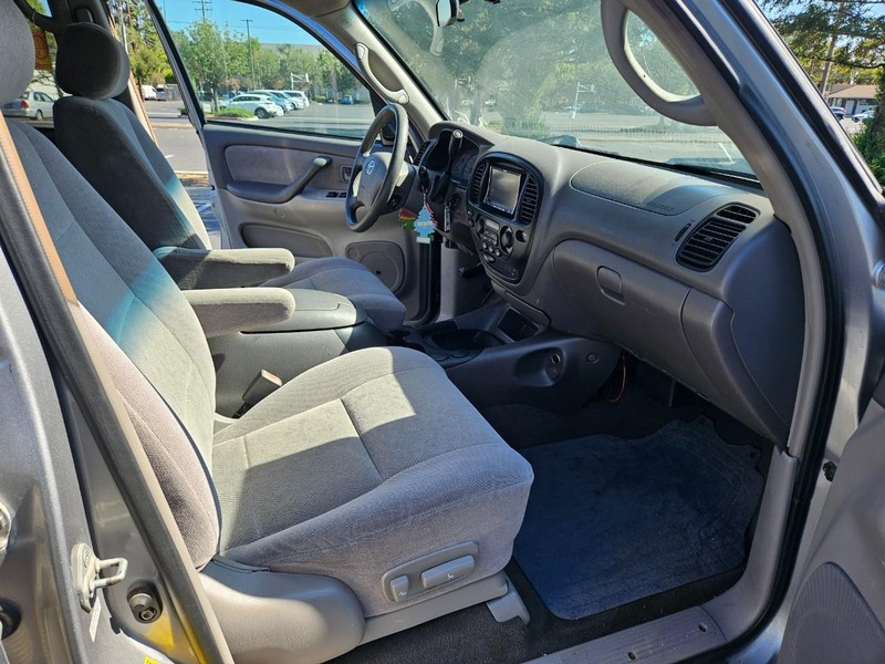Toyota Sequoia Vehicle Full-screen Gallery Image 17