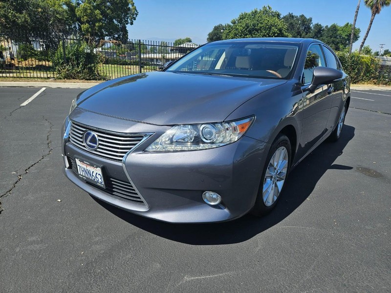 Lexus ES 300h Vehicle Full-screen Gallery Image 02