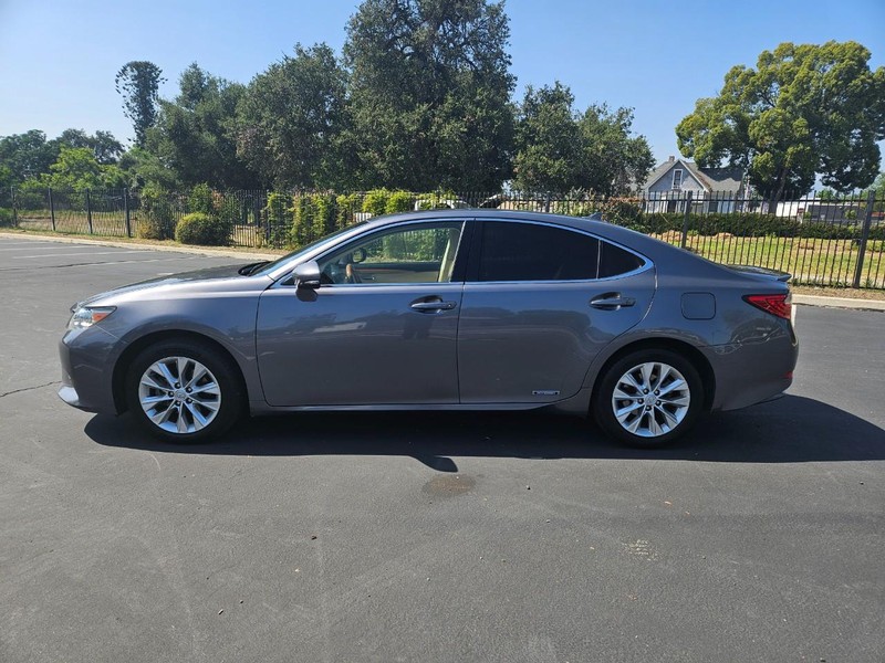 Lexus ES 300h Vehicle Full-screen Gallery Image 03