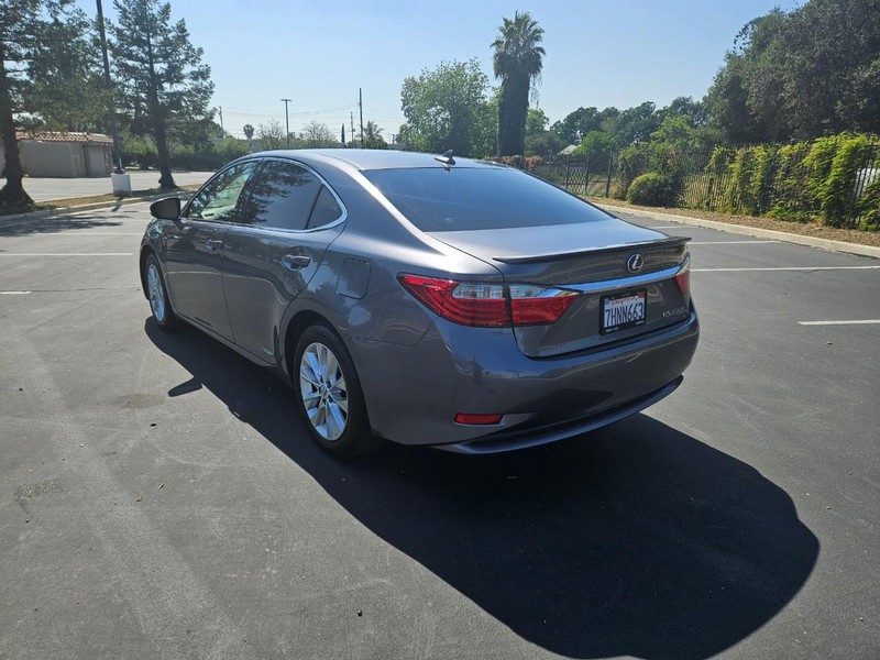 Lexus ES 300h Vehicle Full-screen Gallery Image 04