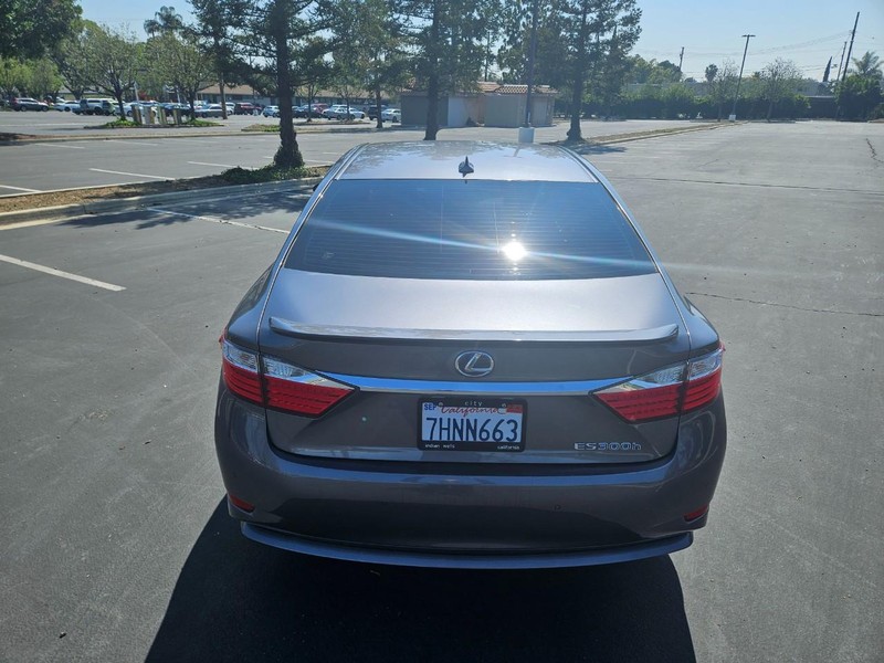 Lexus ES 300h Vehicle Full-screen Gallery Image 05