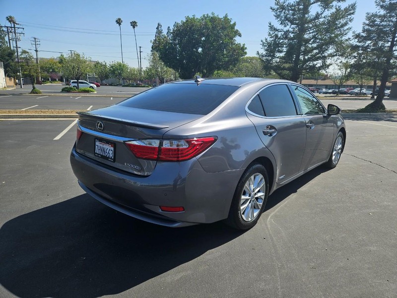 Lexus ES 300h Vehicle Full-screen Gallery Image 06