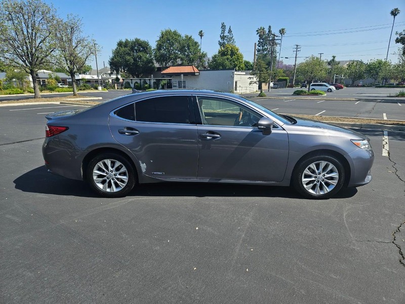 Lexus ES 300h Vehicle Full-screen Gallery Image 07