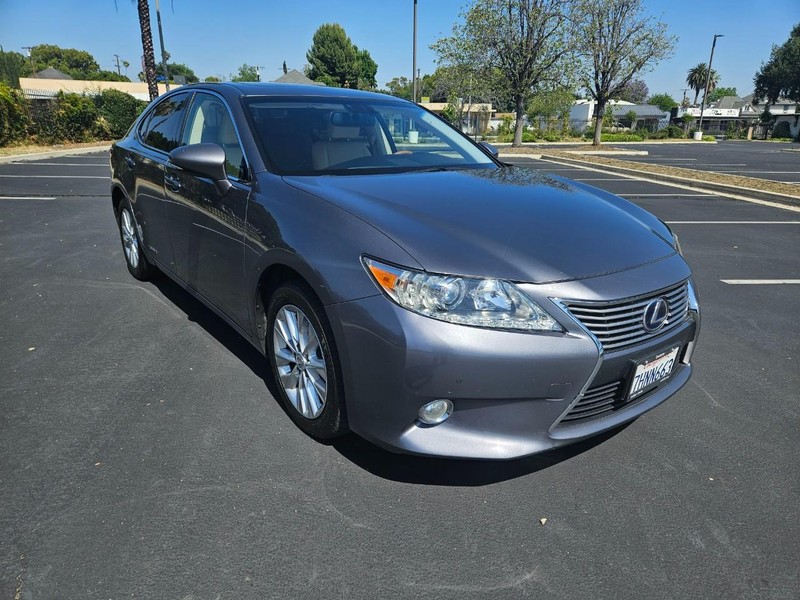 Lexus ES 300h Vehicle Full-screen Gallery Image 08