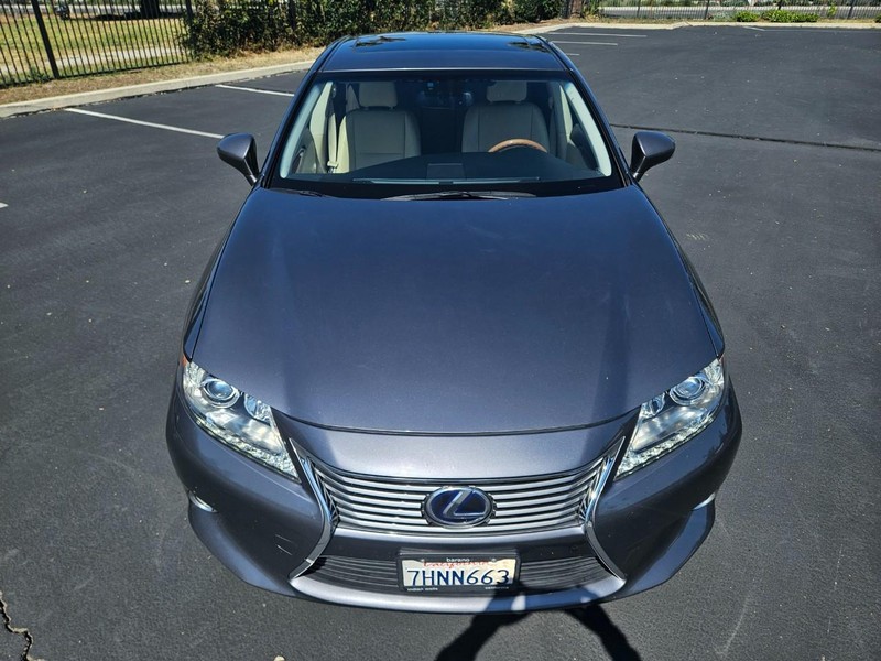 Lexus ES 300h Vehicle Full-screen Gallery Image 09