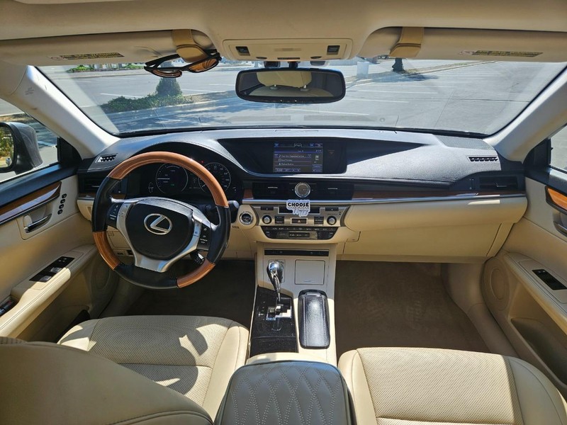 Lexus ES 300h Vehicle Full-screen Gallery Image 10