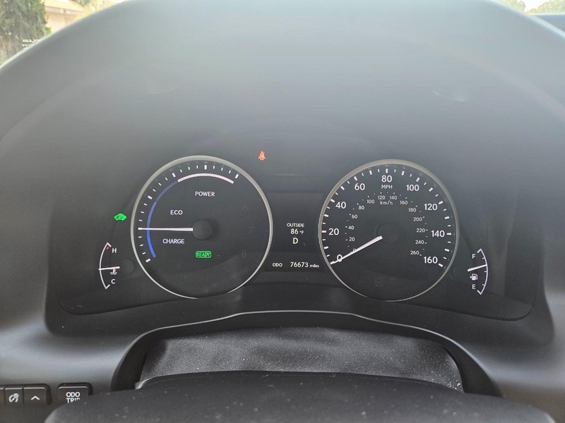 Lexus ES 300h Vehicle Full-screen Gallery Image 11