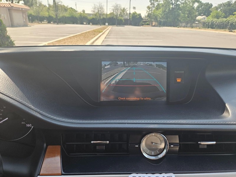 Lexus ES 300h Vehicle Full-screen Gallery Image 12