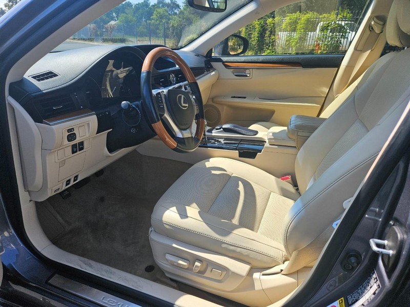 Lexus ES 300h Vehicle Full-screen Gallery Image 13