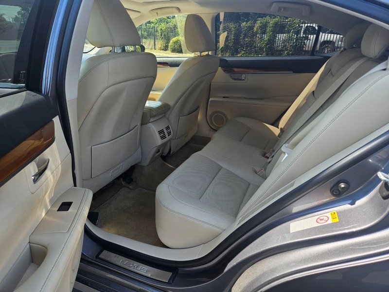Lexus ES 300h Vehicle Full-screen Gallery Image 14