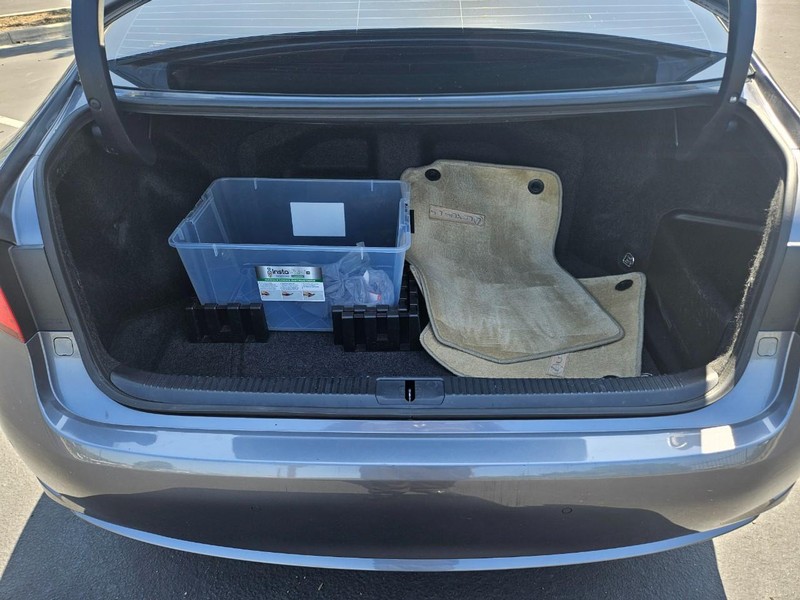 Lexus ES 300h Vehicle Full-screen Gallery Image 15
