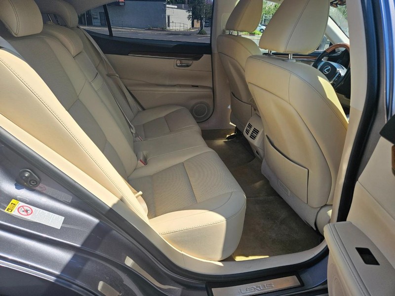 Lexus ES 300h Vehicle Full-screen Gallery Image 16