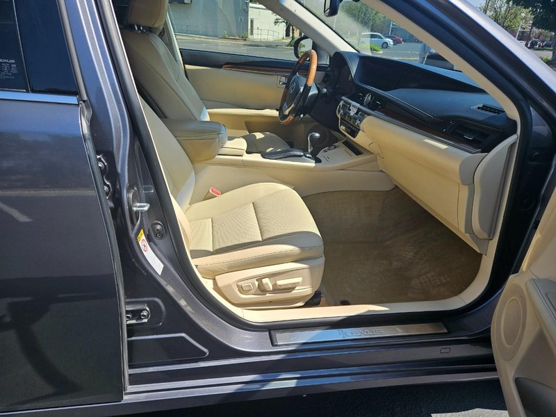 Lexus ES 300h Vehicle Full-screen Gallery Image 17