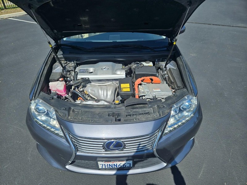Lexus ES 300h Vehicle Full-screen Gallery Image 18
