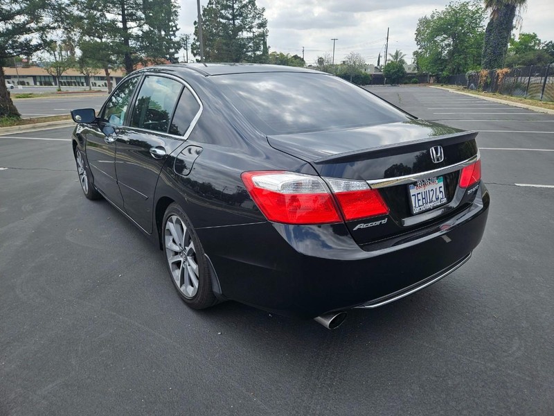Honda Accord Sedan Vehicle Full-screen Gallery Image 03