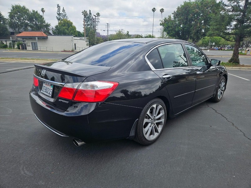 Honda Accord Sedan Vehicle Full-screen Gallery Image 05