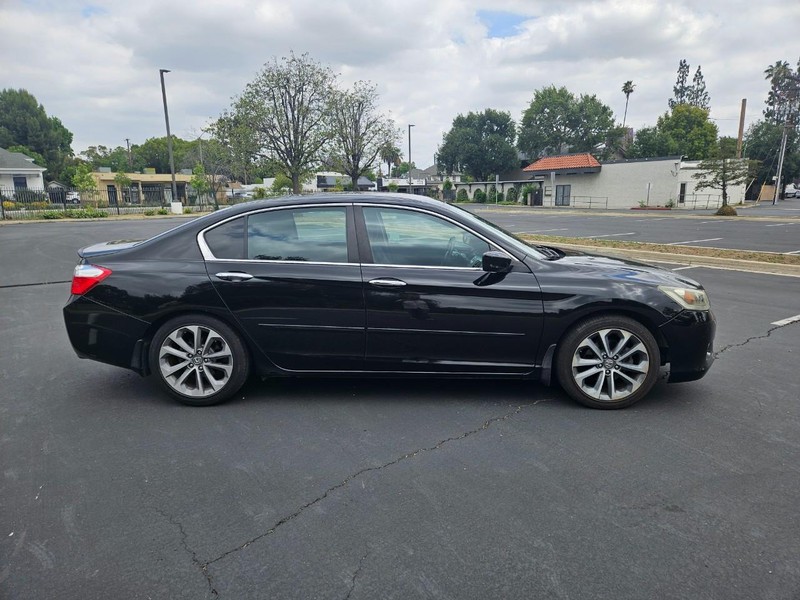 Honda Accord Sedan Vehicle Full-screen Gallery Image 06