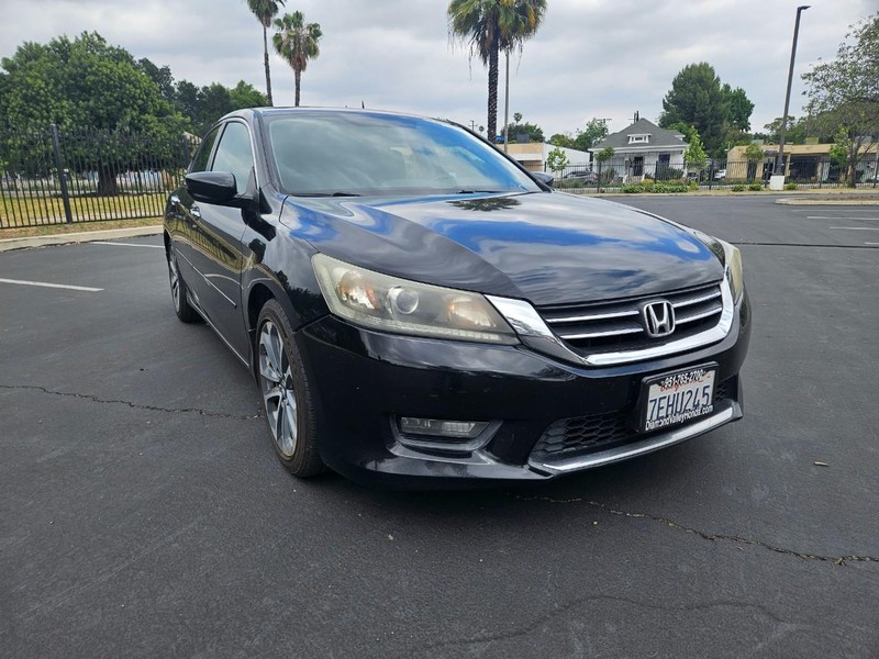 Honda Accord Sedan Vehicle Full-screen Gallery Image 07