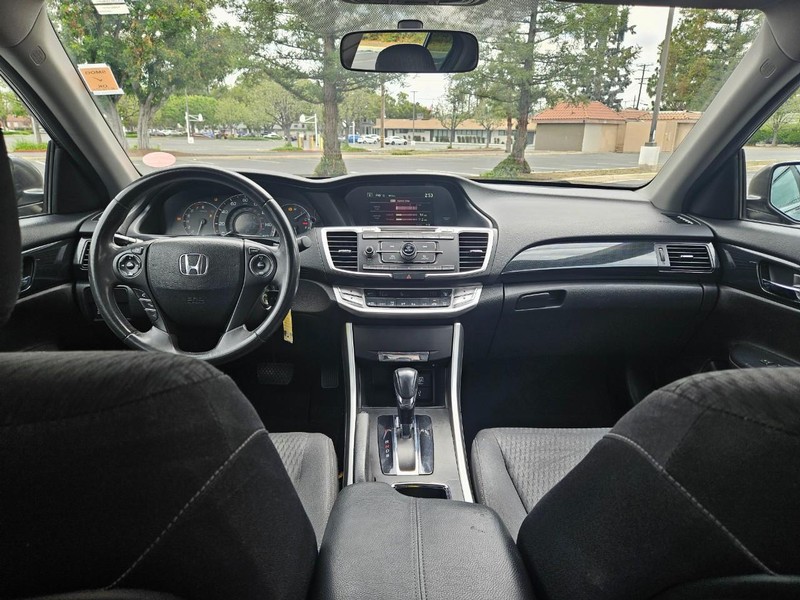 Honda Accord Sedan Vehicle Full-screen Gallery Image 09