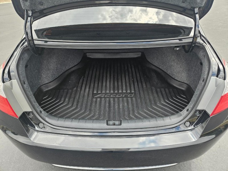 Honda Accord Sedan Vehicle Full-screen Gallery Image 14