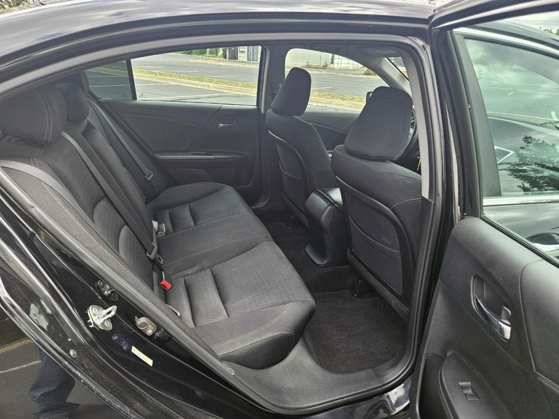 Honda Accord Sedan Vehicle Full-screen Gallery Image 15