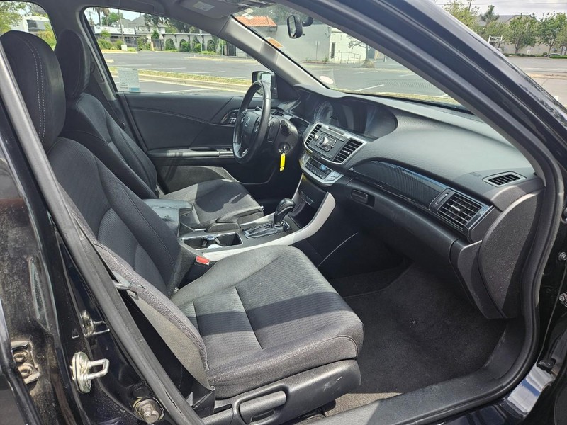 Honda Accord Sedan Vehicle Full-screen Gallery Image 16