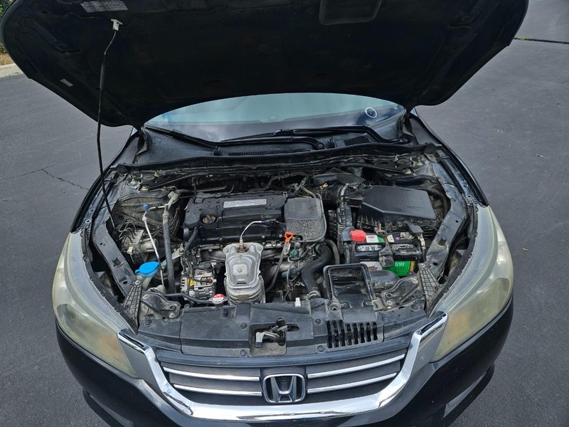 Honda Accord Sedan Vehicle Full-screen Gallery Image 17