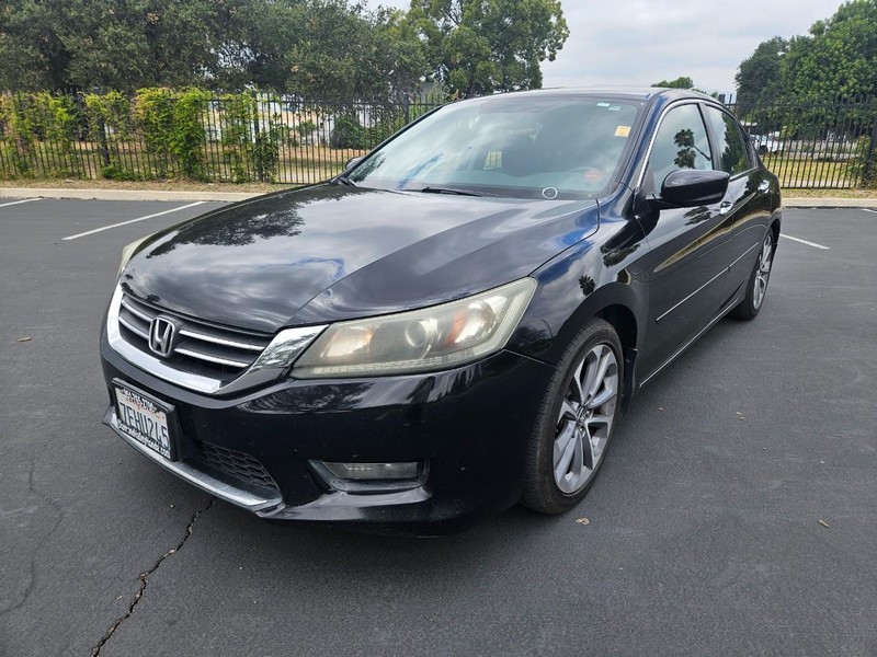 Honda Accord Sedan Vehicle Full-screen Gallery Image 18