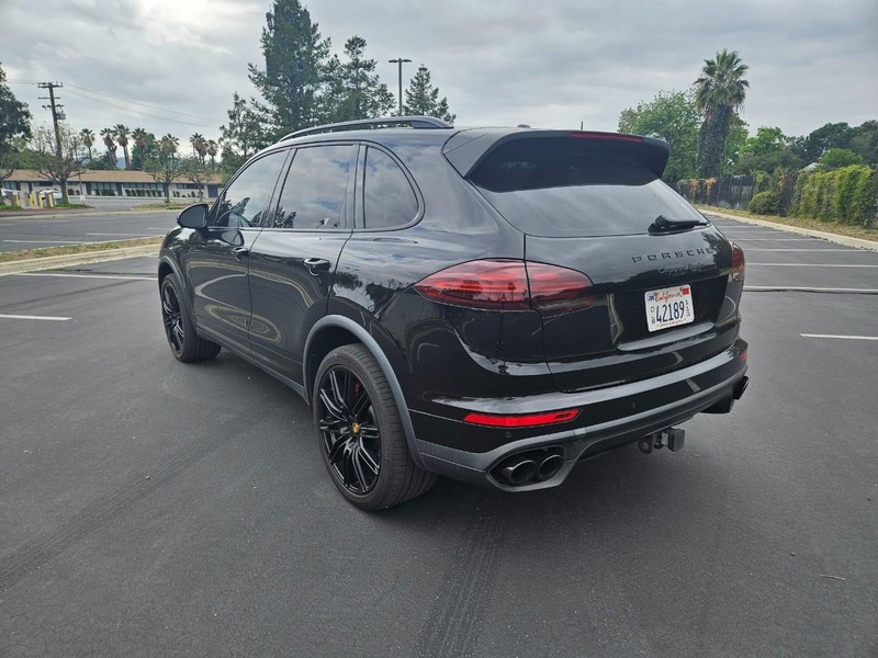 Porsche Cayenne Vehicle Full-screen Gallery Image 03