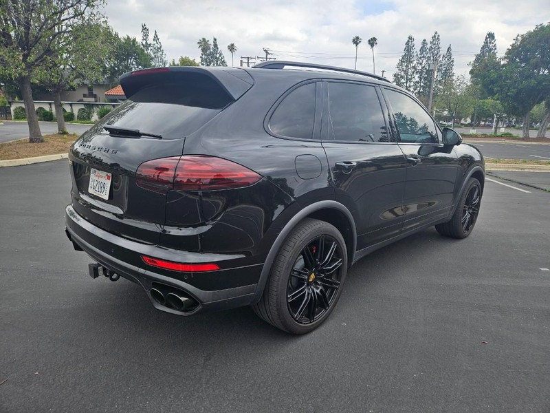 Porsche Cayenne Vehicle Full-screen Gallery Image 05