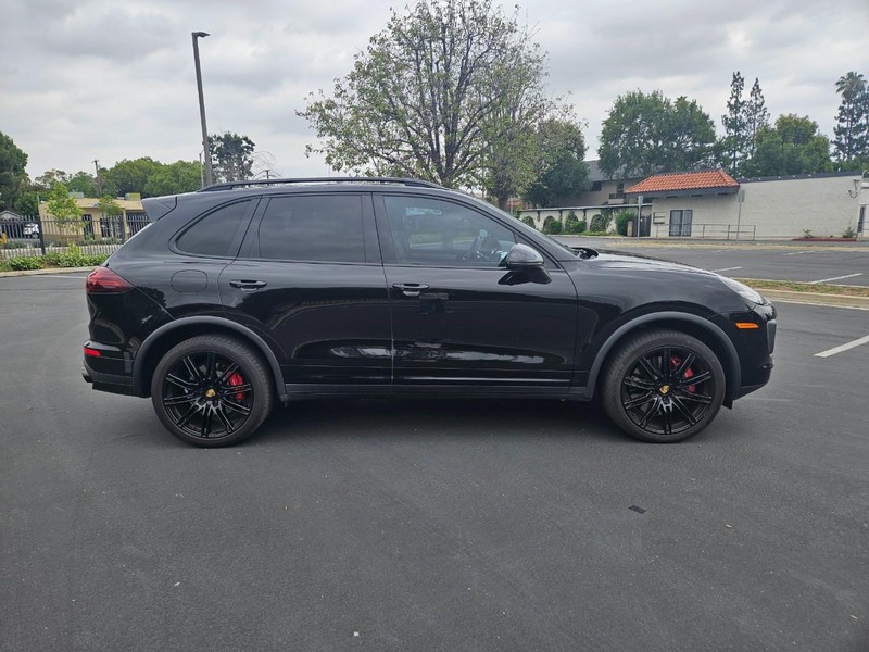 Porsche Cayenne Vehicle Full-screen Gallery Image 06