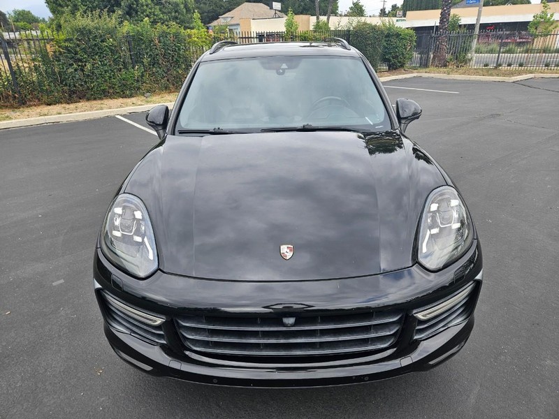 Porsche Cayenne Vehicle Full-screen Gallery Image 08