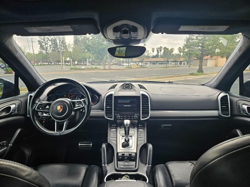 Porsche Cayenne Vehicle Full-screen Gallery Image 09