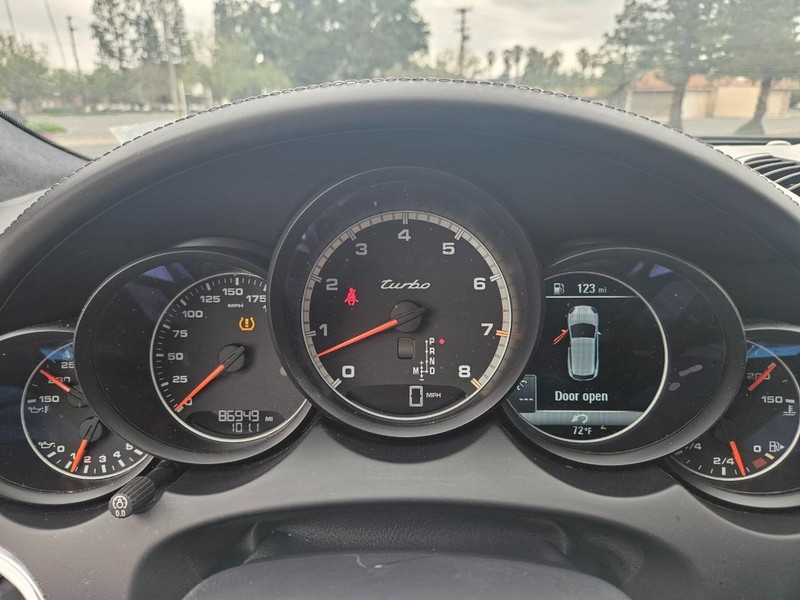 Porsche Cayenne Vehicle Full-screen Gallery Image 10