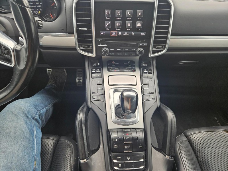 Porsche Cayenne Vehicle Full-screen Gallery Image 11