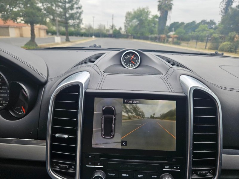 Porsche Cayenne Vehicle Full-screen Gallery Image 12