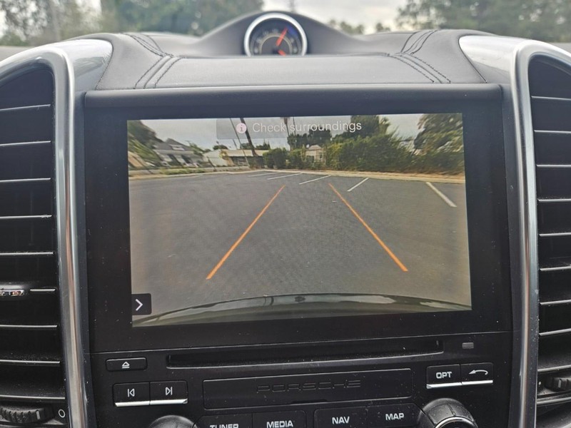 Porsche Cayenne Vehicle Full-screen Gallery Image 13