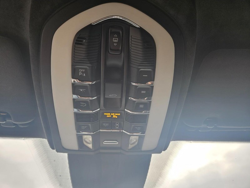 Porsche Cayenne Vehicle Full-screen Gallery Image 14