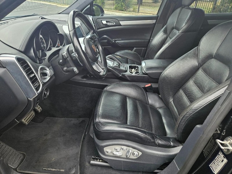 Porsche Cayenne Vehicle Full-screen Gallery Image 15